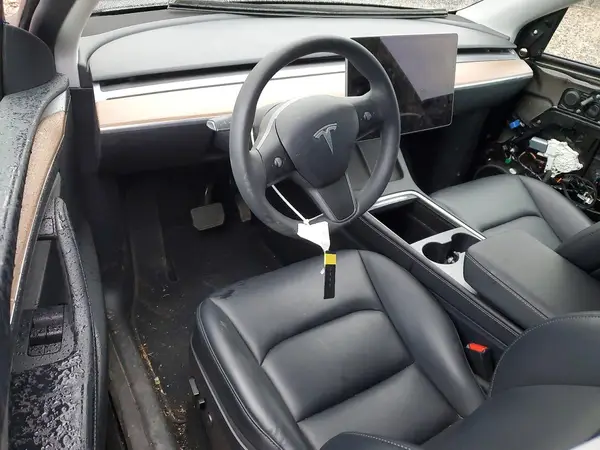 7SAYGAEE9SF238185 2025 TESLA MODEL Y - Image 8