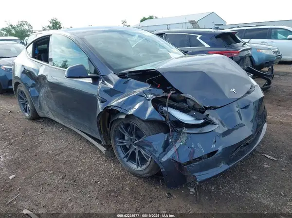 7SAYGAEE9SF287905 2025 TESLA MODEL Y - Image 1