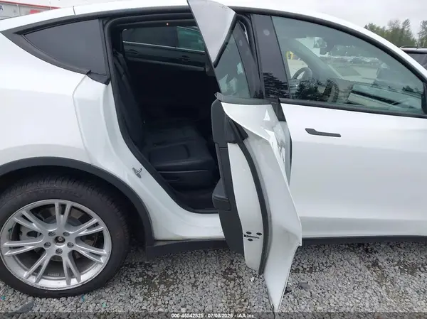 7SAYGAEEXNF520212 2022 TESLA MODEL Y - Image 8