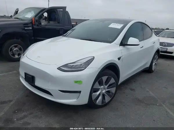 7SAYGAEEXPF582955 2023 TESLA MODEL Y - Image 2