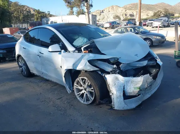 7SAYGAEEXPF774389 2023 TESLA MODEL Y - Image 1