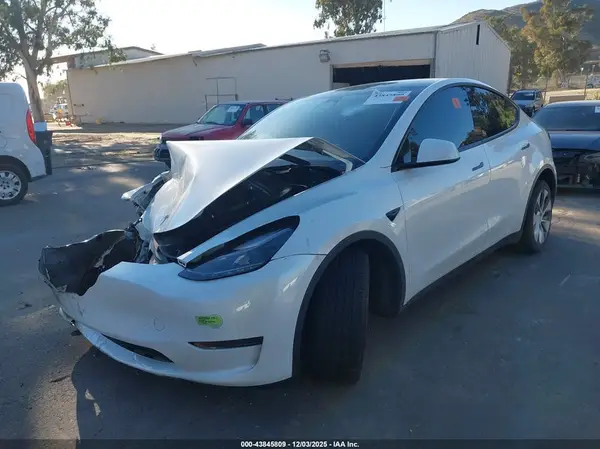 7SAYGAEEXPF774389 2023 TESLA MODEL Y - Image 2