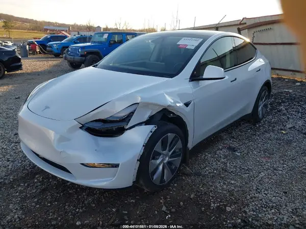 7SAYGAEEXPF829228 2023 TESLA MODEL Y - Image 2