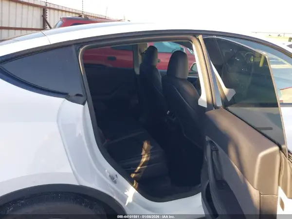 7SAYGAEEXPF829228 2023 TESLA MODEL Y - Image 8