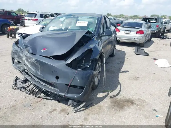 7SAYGAEEXRF075122 2024 TESLA MODEL Y - Image 2