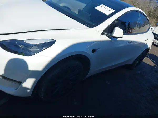 7SAYGAEEXSF224490 2025 TESLA MODEL Y - Image 2