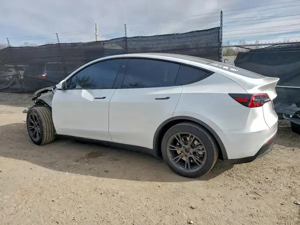 7SAYGAEEXSF226126 2025 TESLA MODEL Y - Image 2