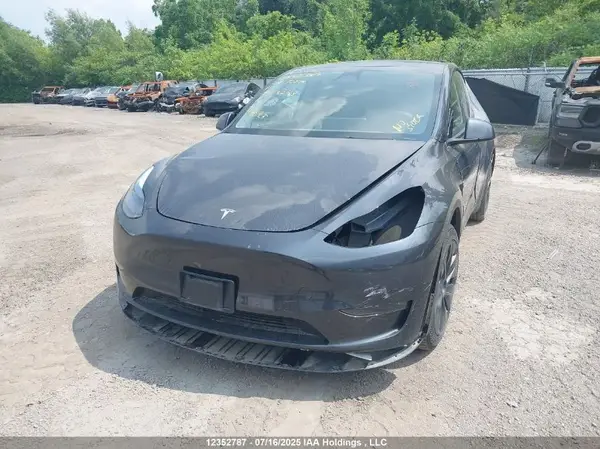 7SAYGAEEXSF232539 2025 TESLA MODEL Y - Image 2