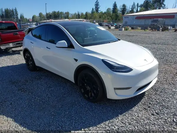 7SAYGAEEXSF240575 2025 TESLA MODEL Y - Image 1