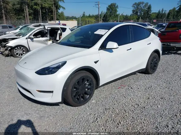 7SAYGAEEXSF240575 2025 TESLA MODEL Y - Image 2