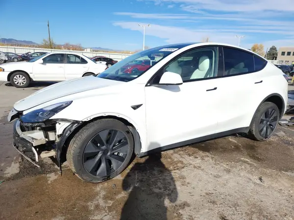 7SAYGAEEXSF263029 2025 TESLA MODEL Y - Image 1