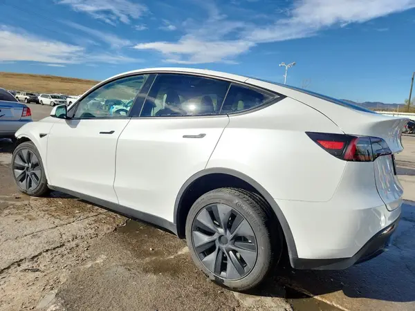 7SAYGAEEXSF263029 2025 TESLA MODEL Y - Image 2