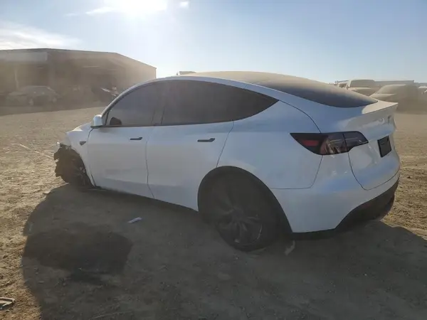 7SAYGAEEXSF268926 2025 TESLA MODEL Y - Image 2
