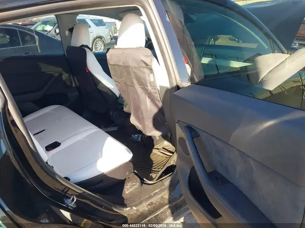 7SAYGAEEXSF294667 2025 TESLA MODEL Y - Image 8