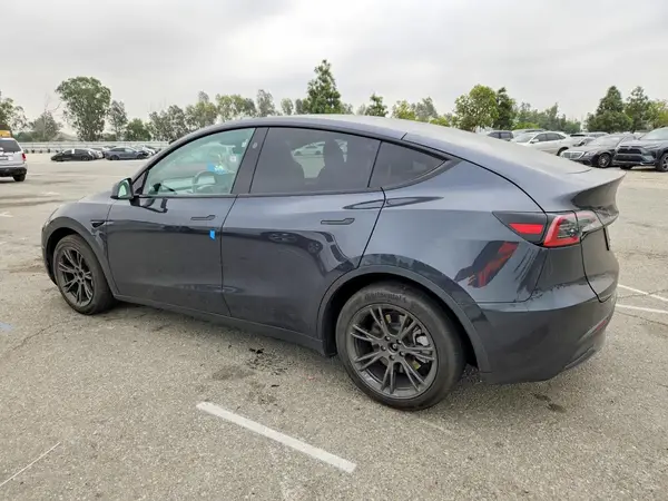 7SAYGAEEXSF308874 2025 TESLA MODEL Y - Image 2