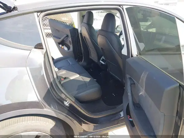 7SAYGDED0SA371231 2025 TESLA MODEL Y - Image 8
