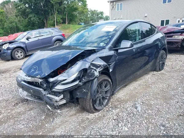 7SAYGDED0SA379085 2025 TESLA MODEL Y - Image 2