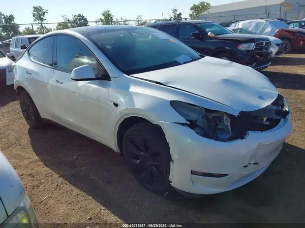 7SAYGDED0SF255028 2025 TESLA MODEL Y - Image 1