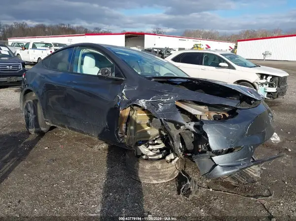 7SAYGDED0SF267681 2025 TESLA MODEL Y - Image 1