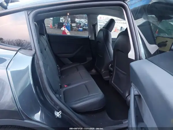 7SAYGDED1SF227013 2025 TESLA MODEL Y - Image 8