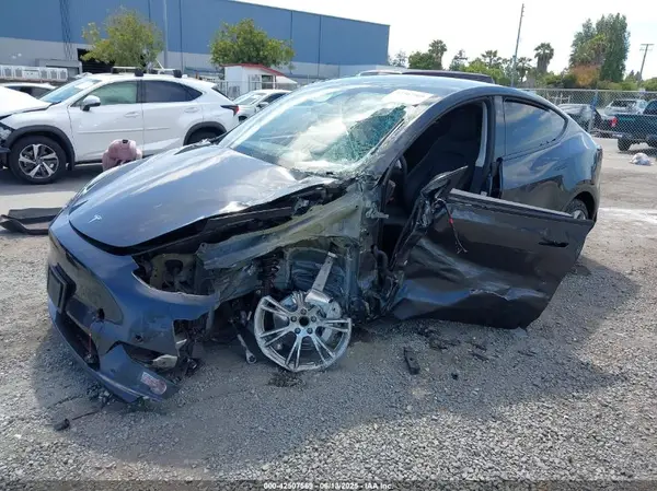 7SAYGDED2RF032628 2024 TESLA MODEL Y - Image 2