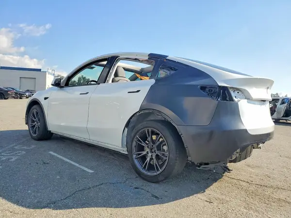 7SAYGDED2RF164076 2024 TESLA MODEL Y - Image 2
