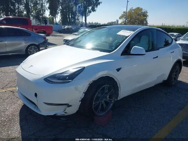 7SAYGDED2SF228123 2025 TESLA MODEL Y - Image 2