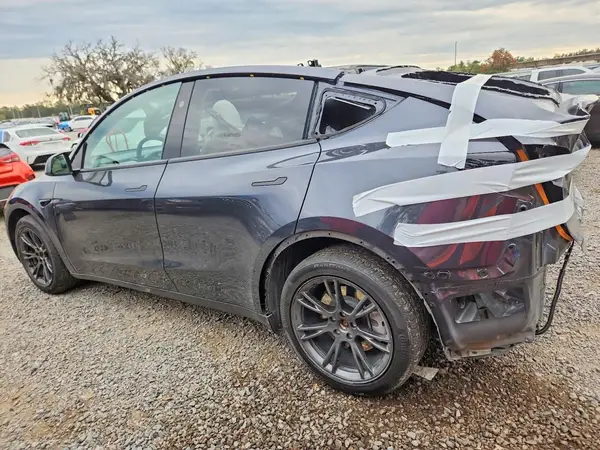 7SAYGDED2SF228221 2025 TESLA MODEL Y - Image 2