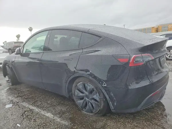 7SAYGDED2SF235041 2025 TESLA MODEL Y - Image 2