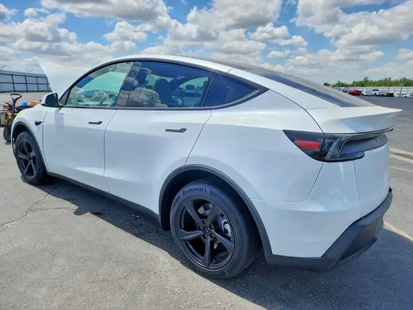 7SAYGDED2TF585321 2026 TESLA MODEL Y - Image 2