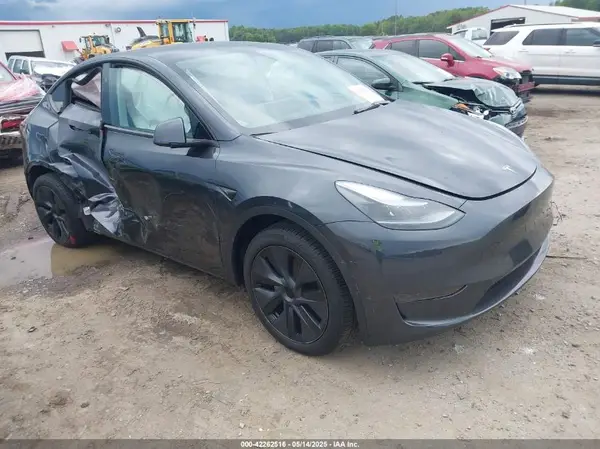 7SAYGDED3SA338398 2025 TESLA MODEL Y - Image 1