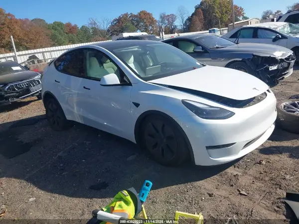 7SAYGDED3SA377573 2025 TESLA MODEL Y - Image 1