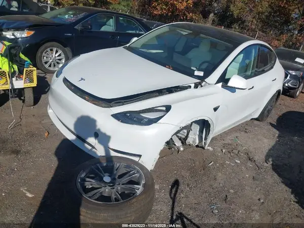 7SAYGDED3SA377573 2025 TESLA MODEL Y - Image 2