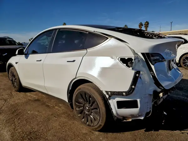 7SAYGDED4RF040147 2024 TESLA MODEL Y - Image 2