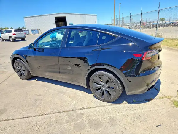 7SAYGDED4SF277887 2025 TESLA MODEL Y - Image 2