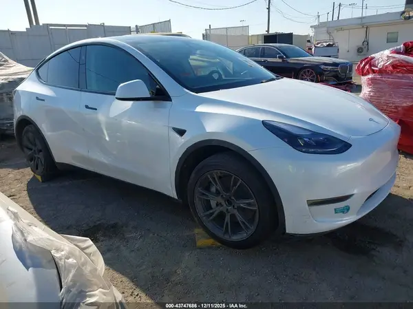 7SAYGDED5SA375064 2025 TESLA MODEL Y - Image 1