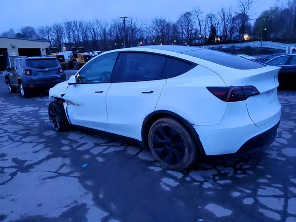 7SAYGDED5SF255624 2025 TESLA MODEL Y - Image 2