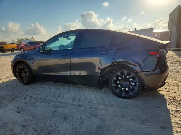 7SAYGDED6SA374263 2025 TESLA MODEL Y - Image 2