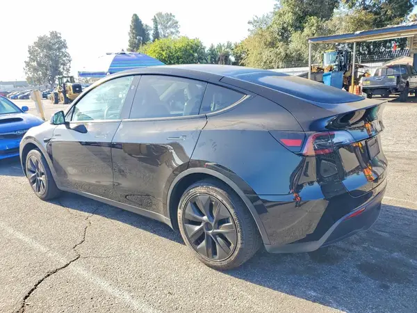 7SAYGDED6SF233762 2025 TESLA MODEL Y - Image 2