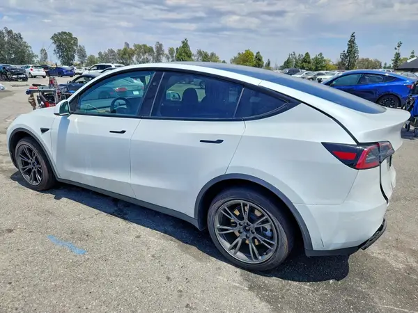 7SAYGDED6SF272660 2025 TESLA MODEL Y - Image 2