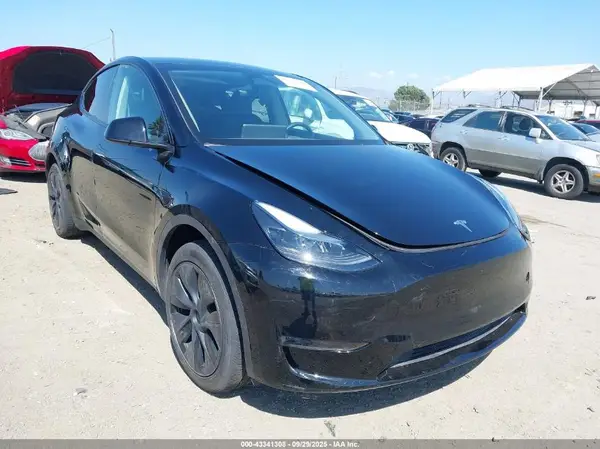 7SAYGDED7SF226254 2025 TESLA MODEL Y - Image 1