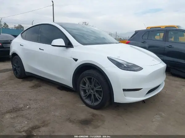 7SAYGDED7SF229073 2025 TESLA MODEL Y - Image 1