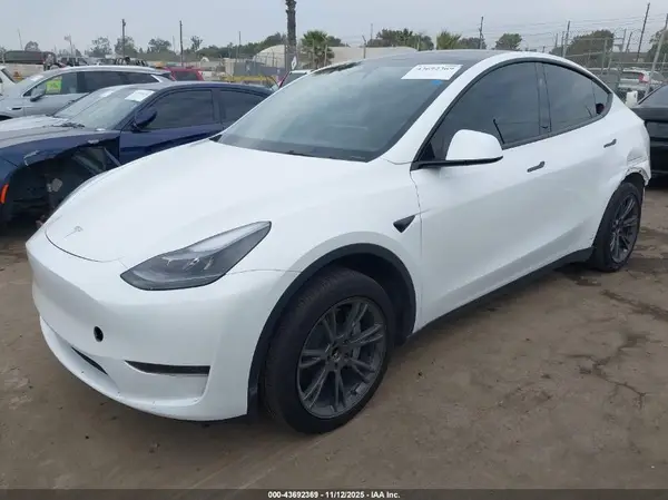 7SAYGDED7SF229073 2025 TESLA MODEL Y - Image 2