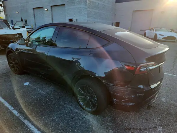 7SAYGDED7SF317721 2025 TESLA MODEL Y - Image 2