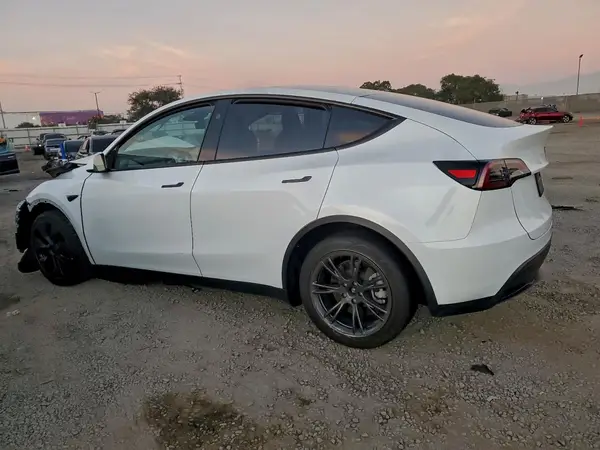 7SAYGDED8RF117778 2024 TESLA MODEL Y - Image 2