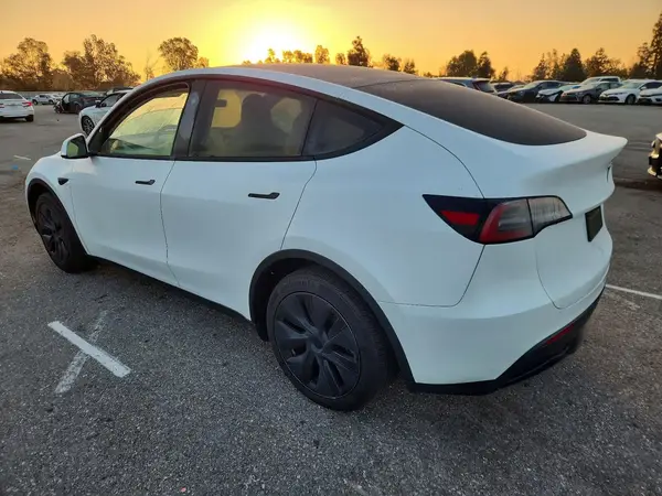 7SAYGDED8RF154488 2024 TESLA MODEL Y - Image 2