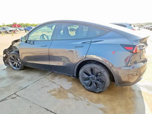 7SAYGDED8SA338056 2025 TESLA MODEL Y - Image 2
