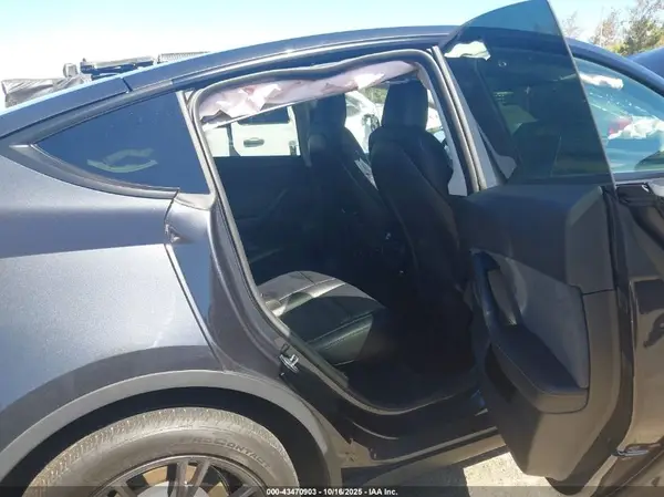 7SAYGDED9SF215904 2025 TESLA MODEL Y - Image 8