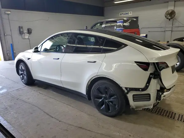 7SAYGDEDXRF210303 2024 TESLA MODEL Y - Image 2