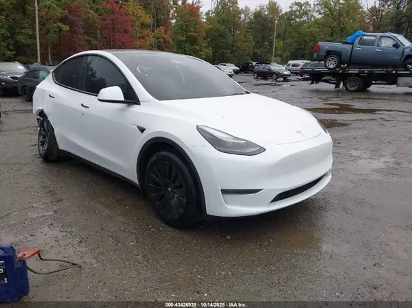 7SAYGDEDXSF238902 2025 TESLA MODEL Y - Image 1